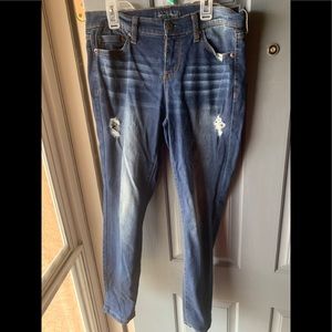 Aeropostale jeans size 8 short. Cute distressing.